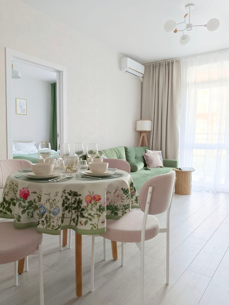 Кейс2: Получили ключи от квартиры. Задача была обставить для аренды посуточно. Учли все пожелания и сделали всё в короткий срок и квартира стала быстро приносить прибыль. Получилась очень стильная и уютная квартира, в которую точно захочется вернуться. 