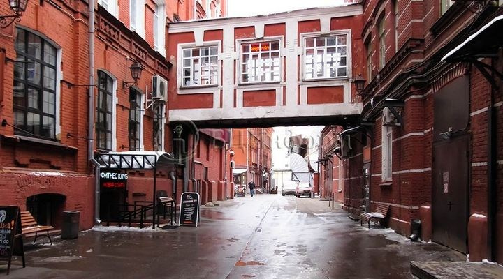 Фотосессия у дома — лестница и архитектурный декор фасада