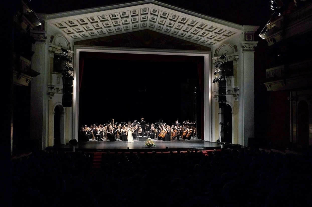 На сцене. Скрипачка Анна Савкина