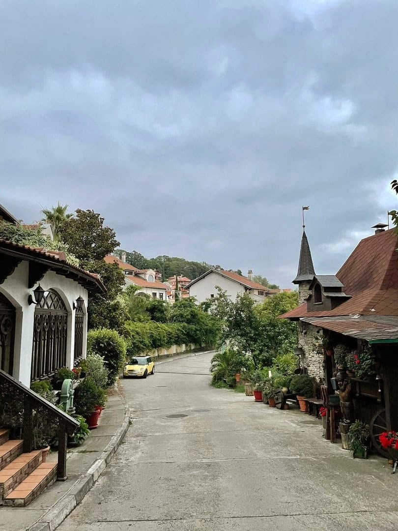 Уличная фотосессия на старинных улицах Сочи, улица Благодатная. Фотограф Сочи Адлер. Солькаева Анастасия