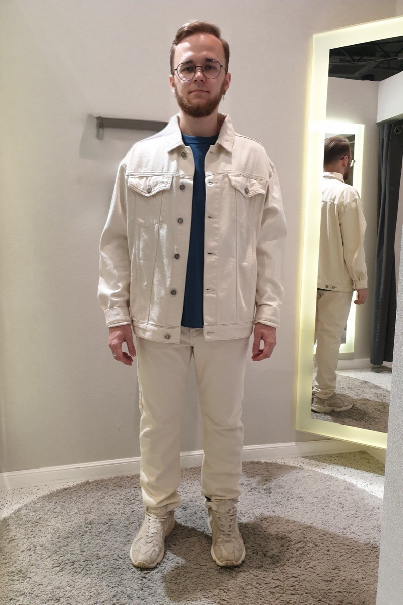 Шопинг со стилистом. Белый джинсовый мужской костюм на выход