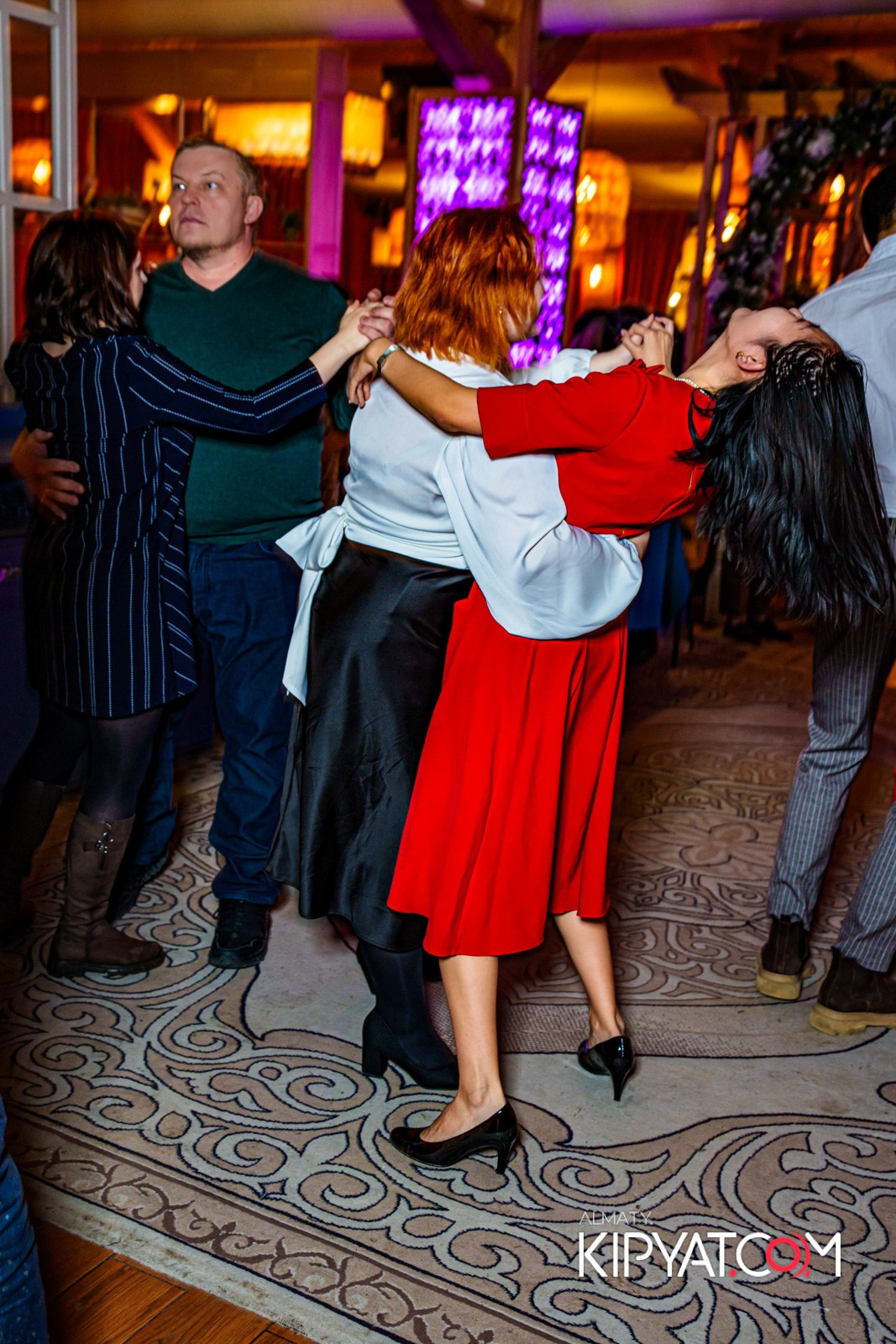 ГРУЗИНСКИЙ ДВОР НА КАБАНБАЙ БАТЫРА. КИПЯТКОМ АЛМАТЫ!