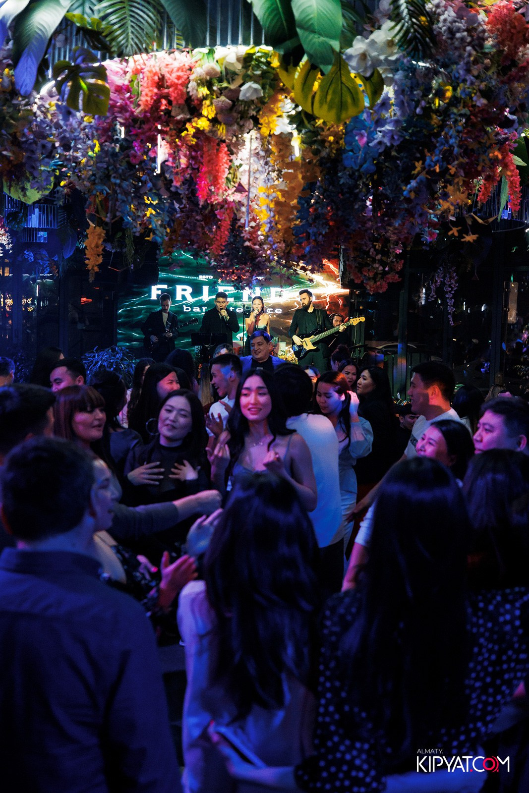 FRIENDS BAR & TERRACE. КИПЯТКОМ АЛМАТЫ!