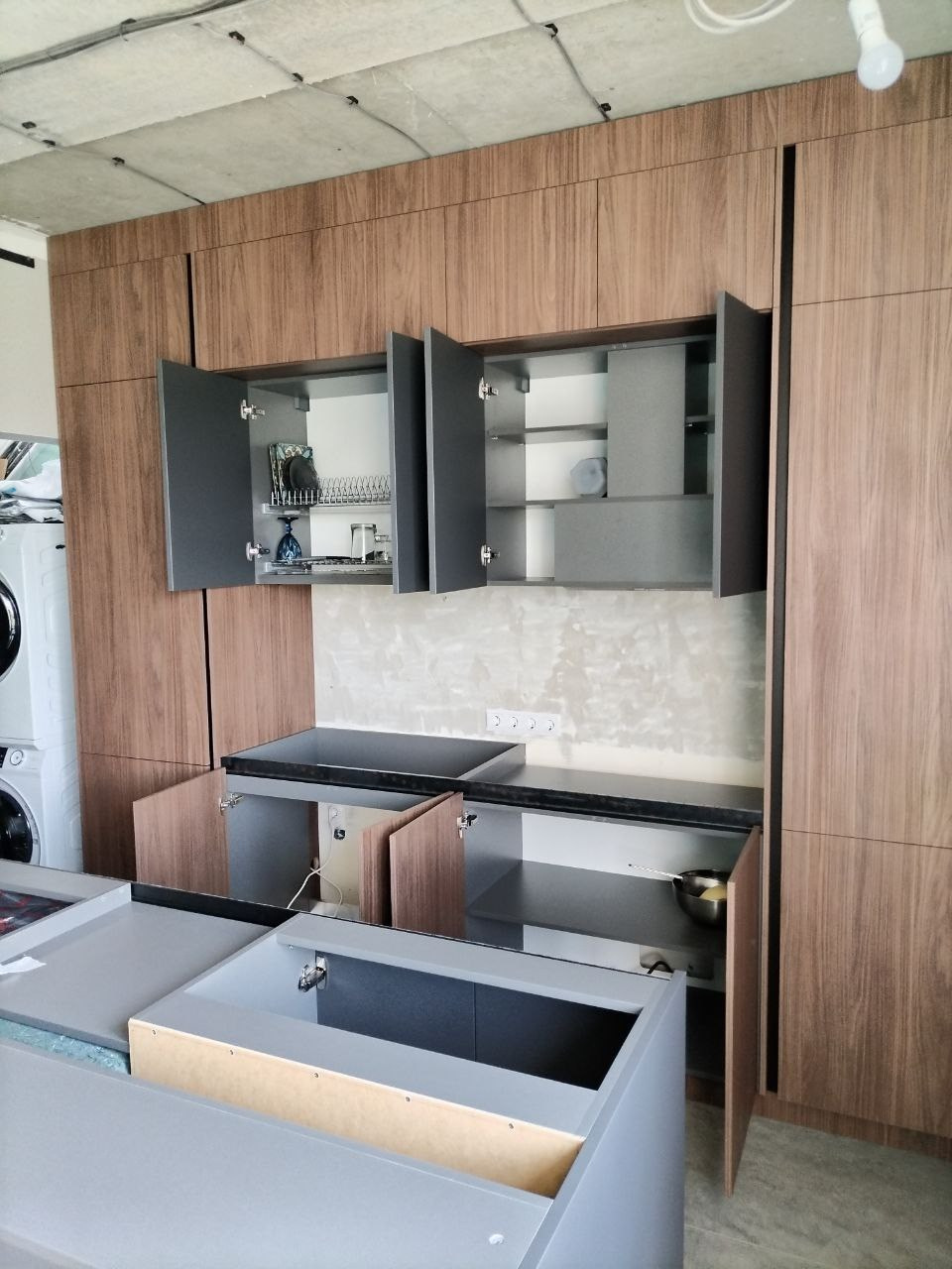 Фото с монтажа |Мебель на заказа: кухни, шкафы и т.д. в Томске. ГУДРУМ — Мебель на заказ в Томске | Кухни | Шкафы | Стулья и Столы