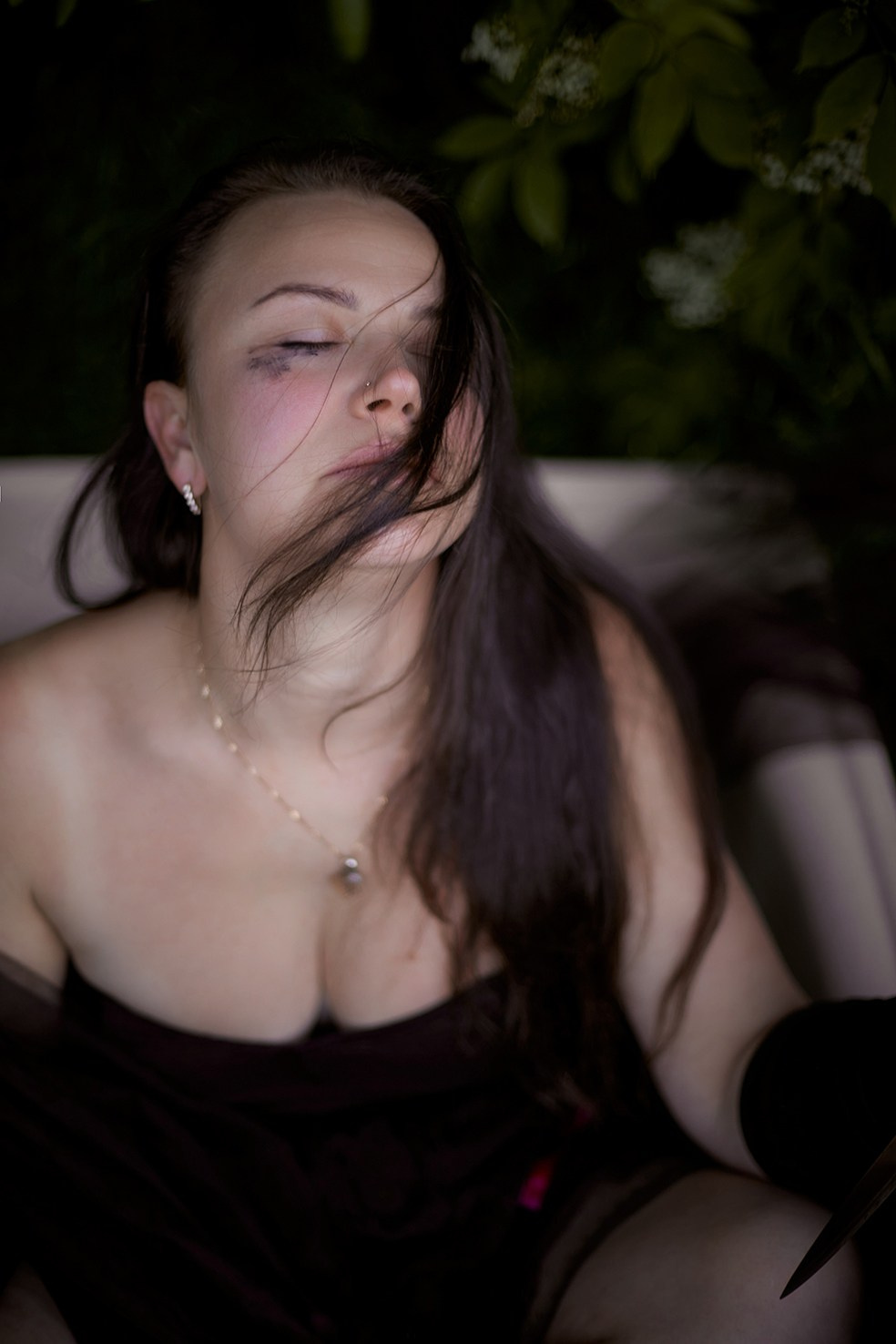 Фотограф в Москве. Креативное фото. Девушка в черном платье сидит в пустой ванне в лесу. Закат. 