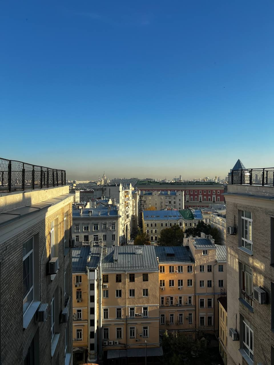 Выставка «Литературный этаж. 100 лет на крыше Дома Нирнзее». П&П — Полезное с Приятным. Фотоэкскурсии — Москва на память. Экскурсовод и фотограф в Москве. Увези столицу в своём альбоме!