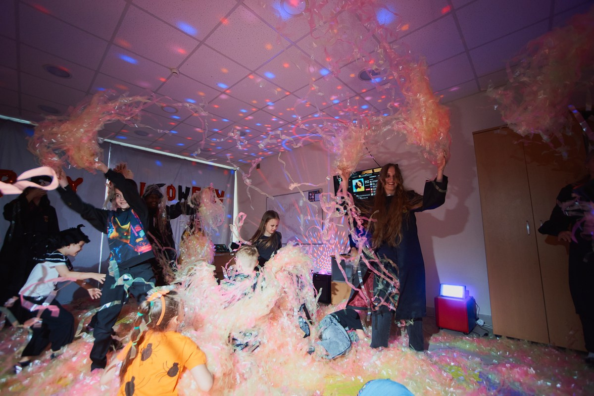 Тематический праздник в языковой школе FunLS. Репортажный и женский фотограф в Новосибирске