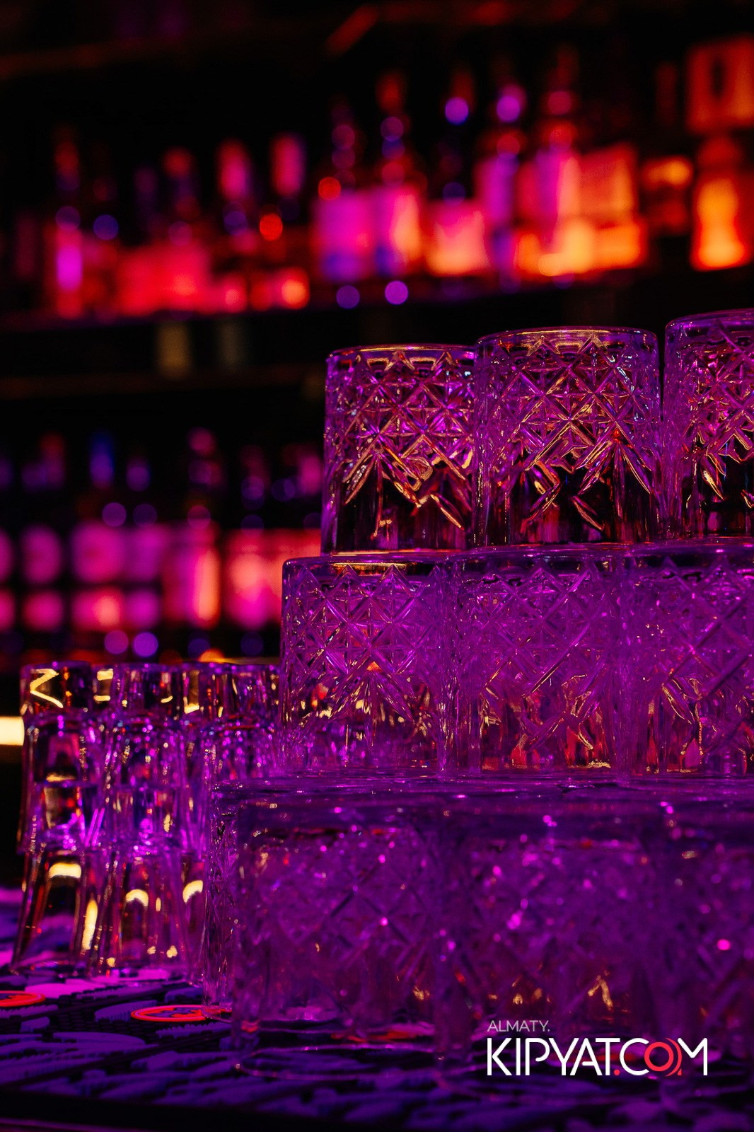 БАР ПАНАЕХАЛИ НА ТОЛЕ БИ. КИПЯТКОМ АЛМАТЫ!