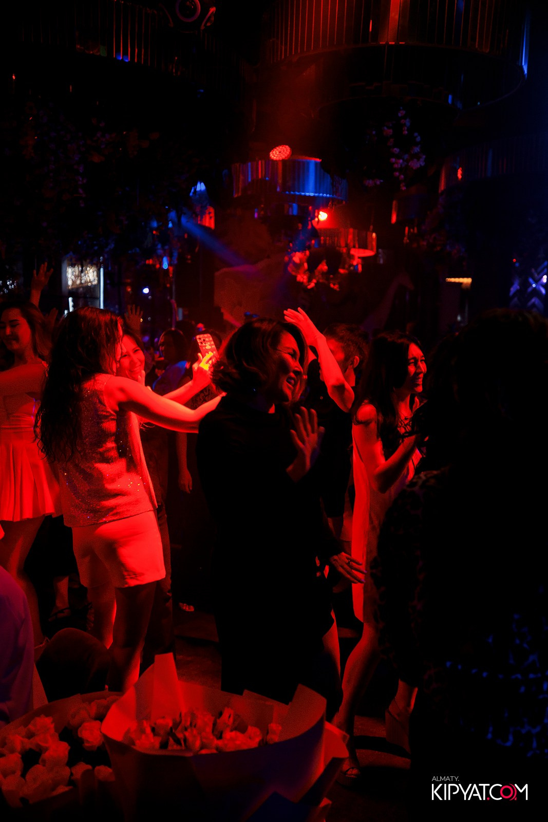 FRIENDS BAR & TERRACE. КИПЯТКОМ АЛМАТЫ!