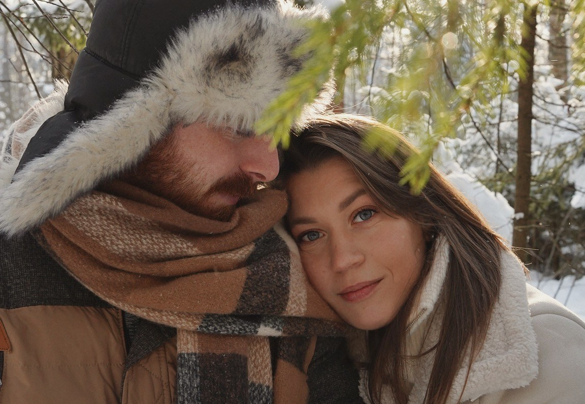 Love Story в зимнем лесу: Даша и Ника. Событийный фотограф Анна Курникова