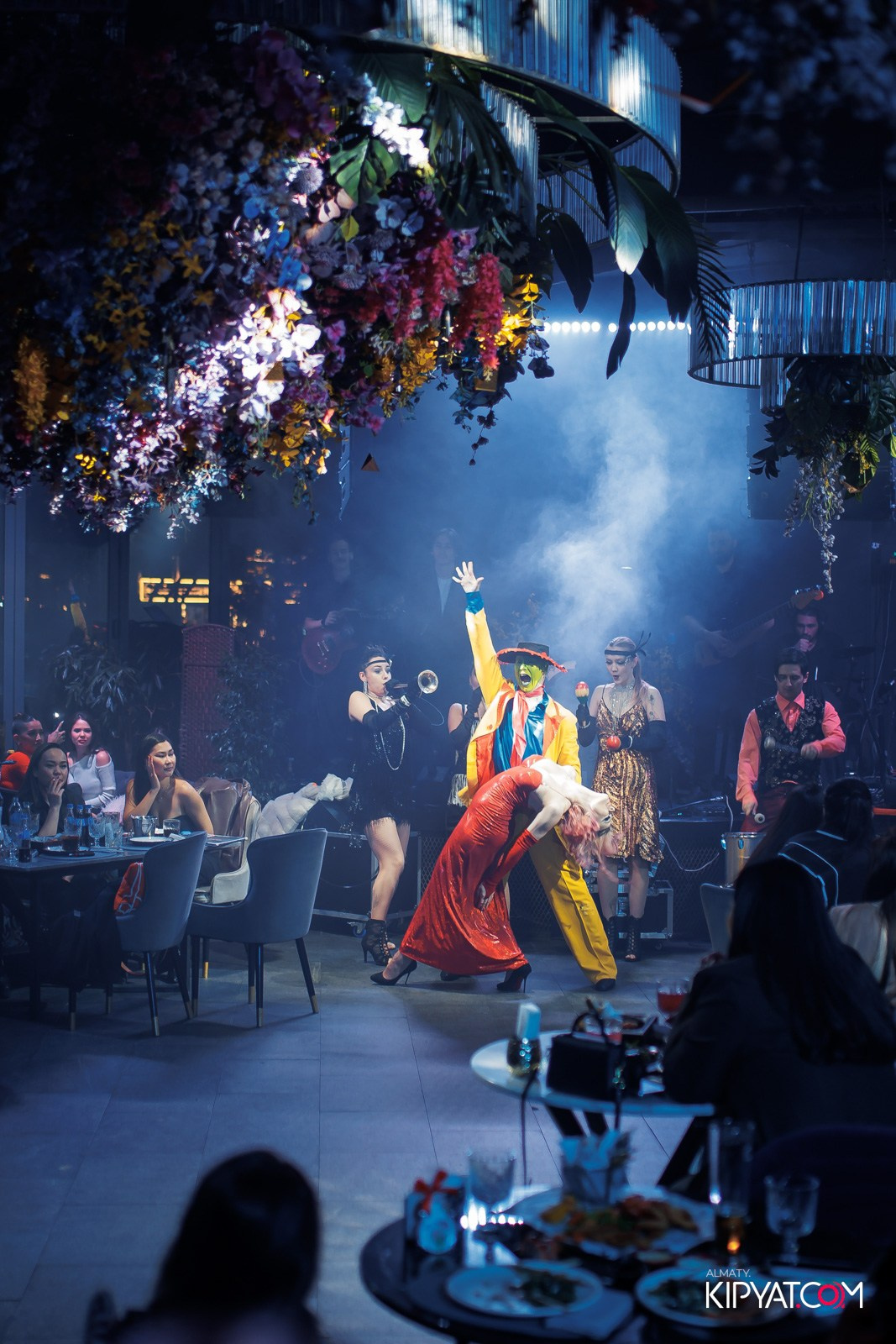 FRIENDS BAR & TERRACE. КИПЯТКОМ АЛМАТЫ!