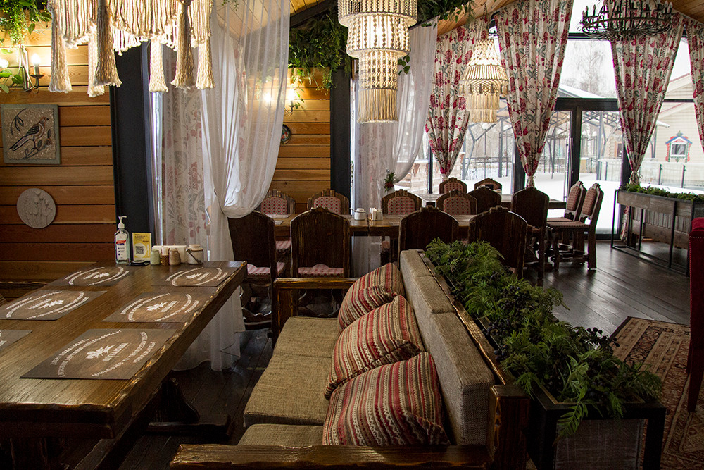 Интерьерная фотосъемка — Русская деревня Шуваловка. Репортажный фотограф Ольга Добросинская в Санкт-Петербурге