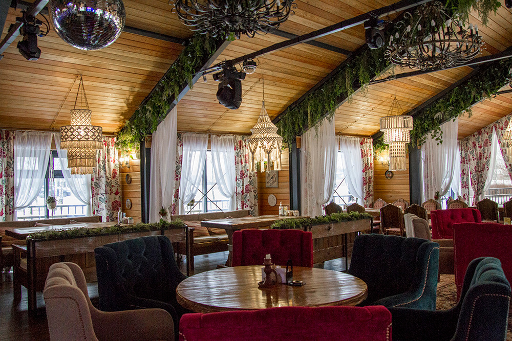 Интерьерная фотосъемка — Русская деревня Шуваловка. Репортажный фотограф Ольга Добросинская в Санкт-Петербурге