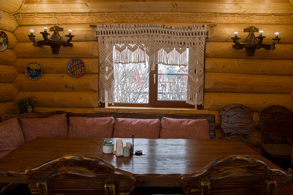 Интерьерная фотосъемка — Русская деревня Шуваловка. Репортажный фотограф Ольга Добросинская в Санкт-Петербурге