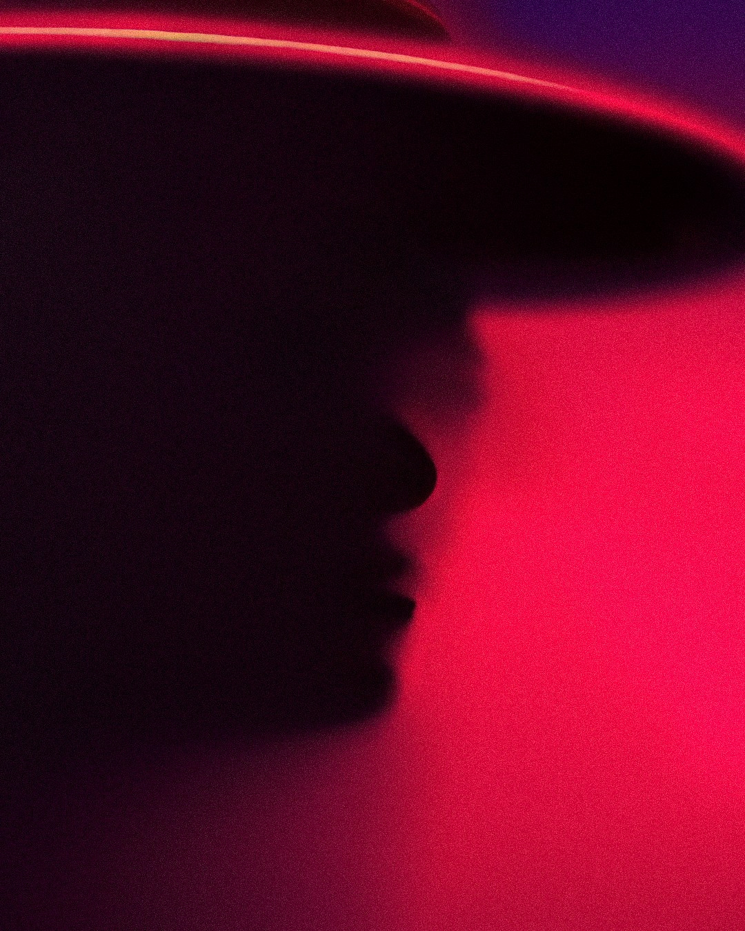 Съемка необычного женского силуэта через тюль в фотостудии