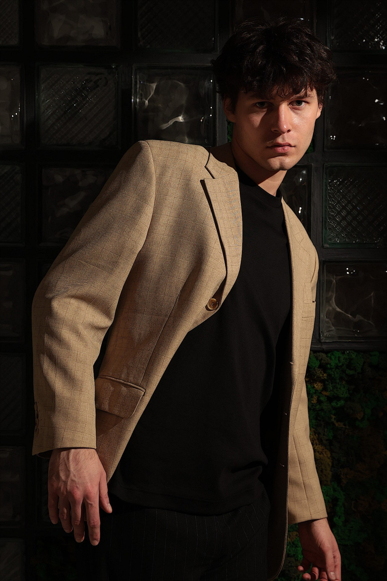 Бежевый пиджак. Лев Лекомцев модель