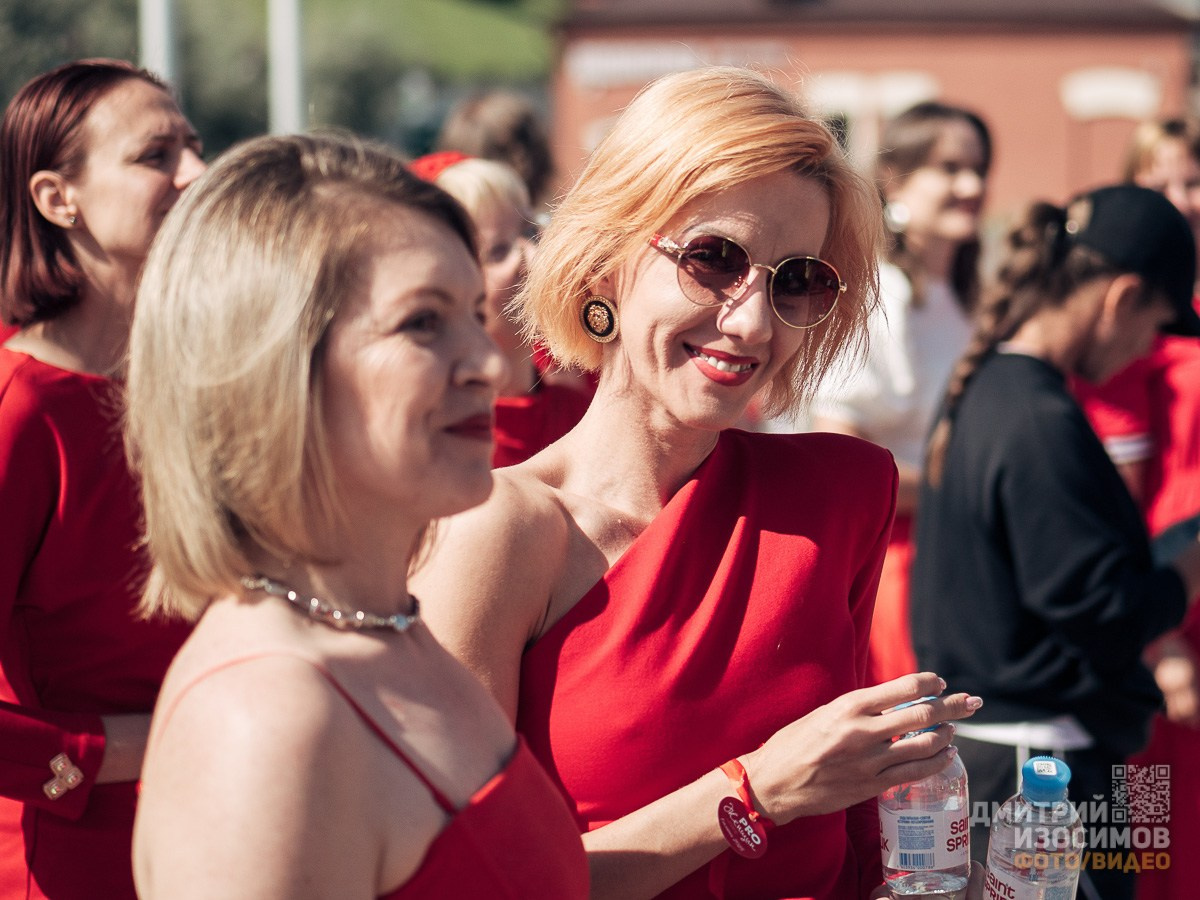 Забег в красных платьях