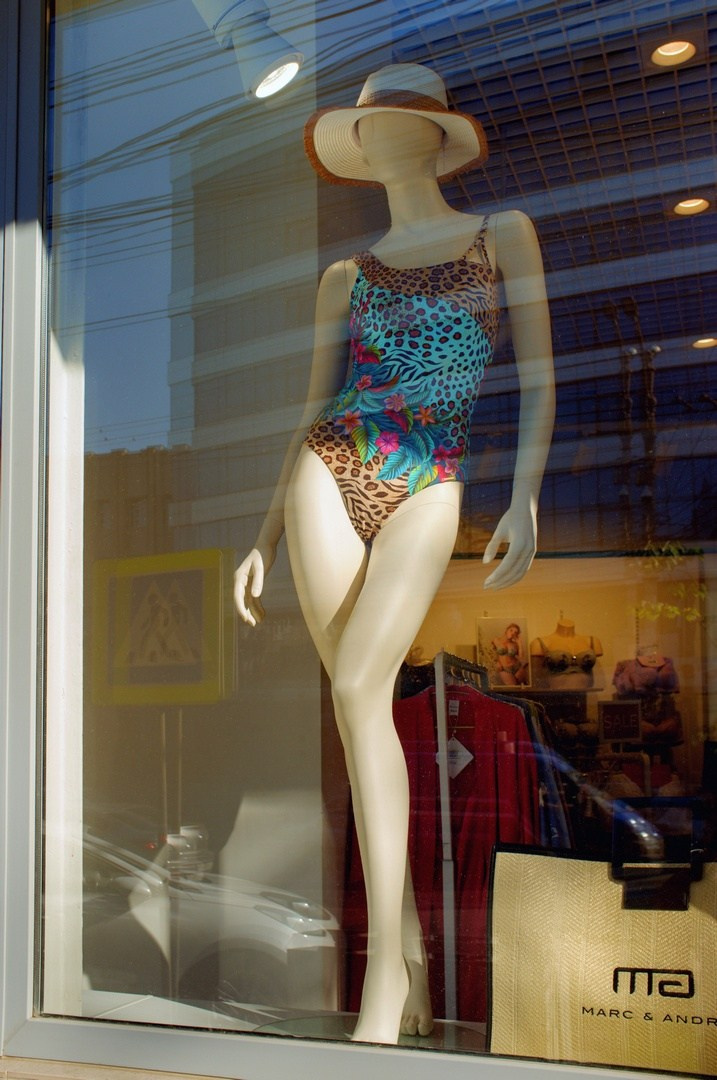 Внутри витрин / Inside the storefronts. Руслан Шувалов (поэтограф)