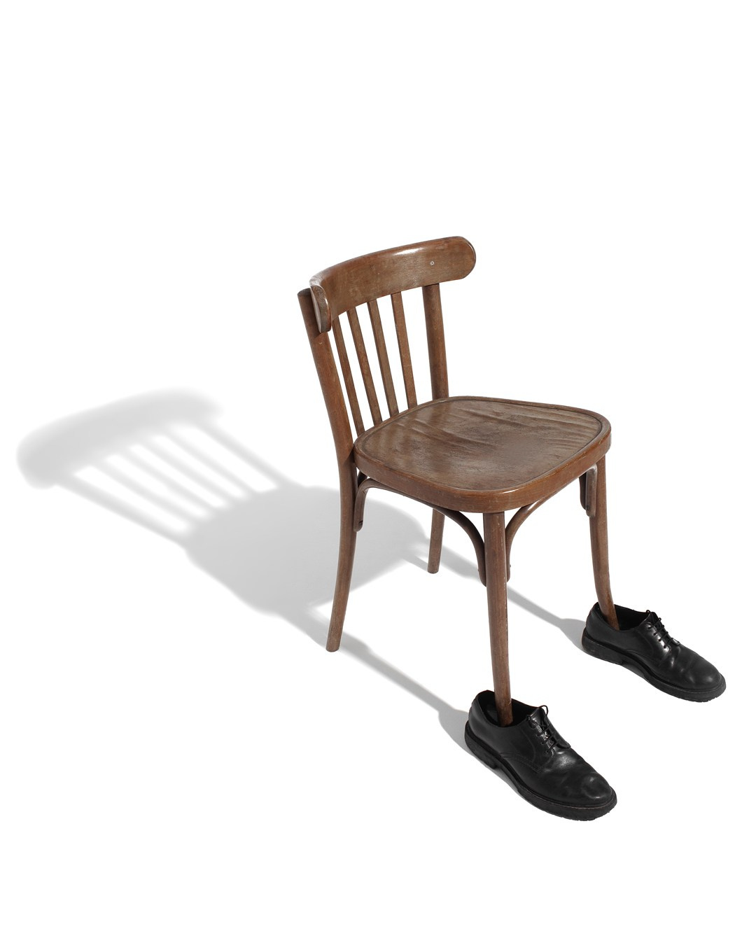 Креативный кадр стула обутый в мужские ботинки