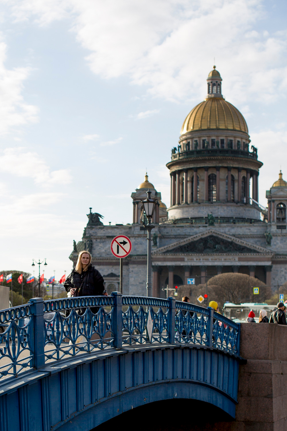 Фотосессия в Центре Петербурга на синем мосту с видом на Исаакиевский собор