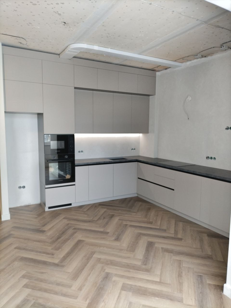 Фото с монтажа |Мебель на заказа: кухни, шкафы и т.д. в Томске. ГУДРУМ — Мебель на заказ в Томске | Кухни | Шкафы | Стулья и Столы