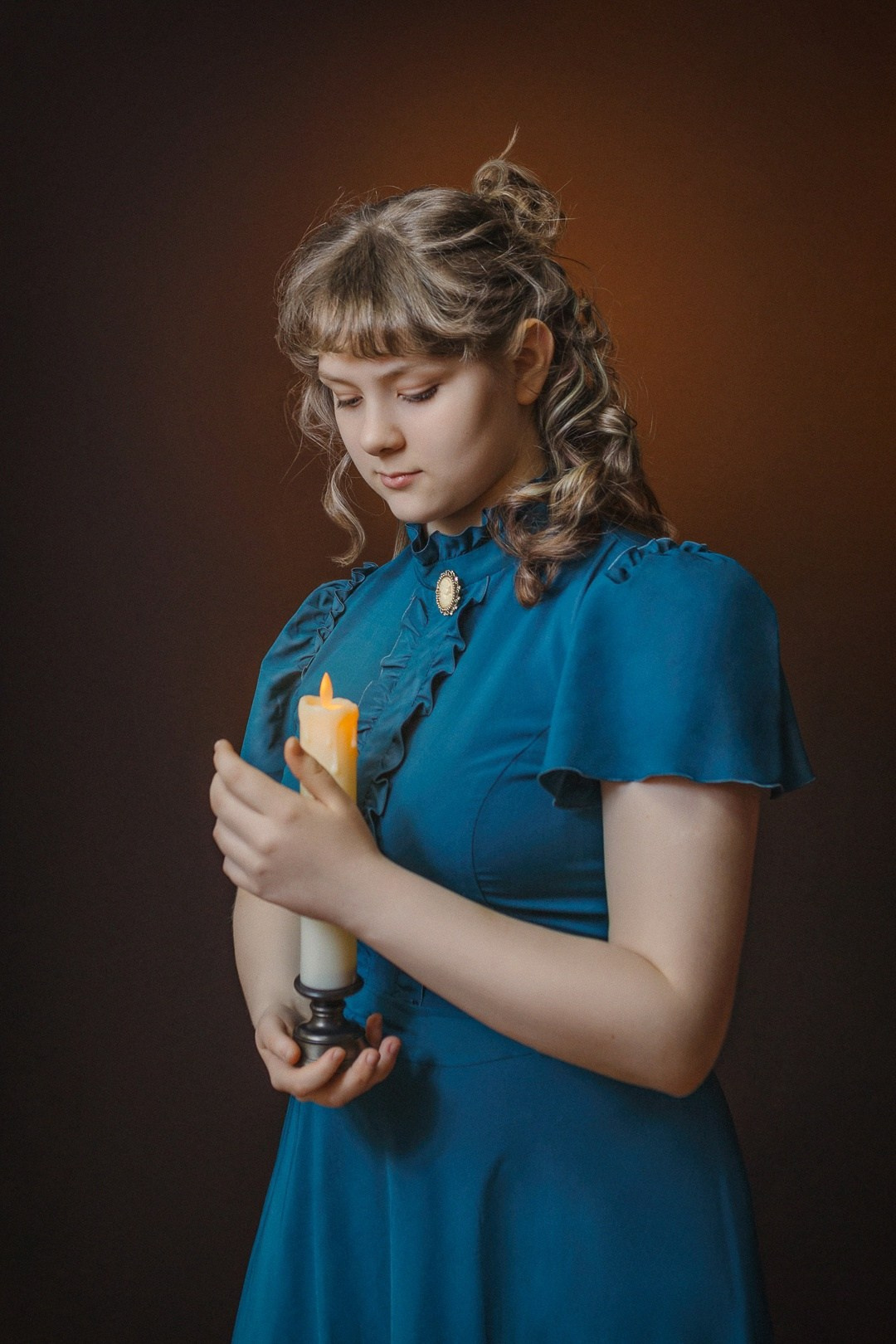 Платье в пол, камея