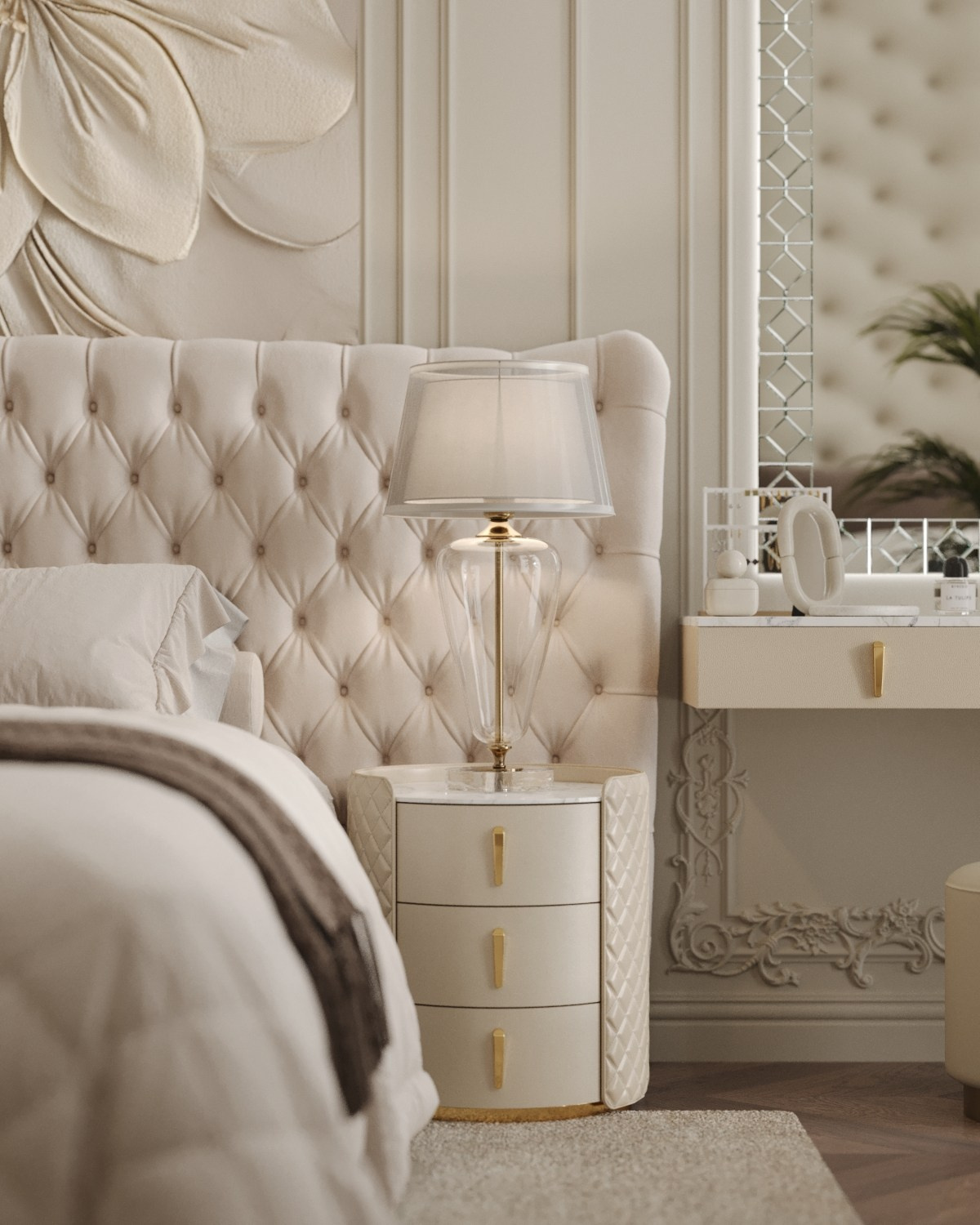 Прикроватная тумба со стеклянной лампой и мягким изголовьем кровати 