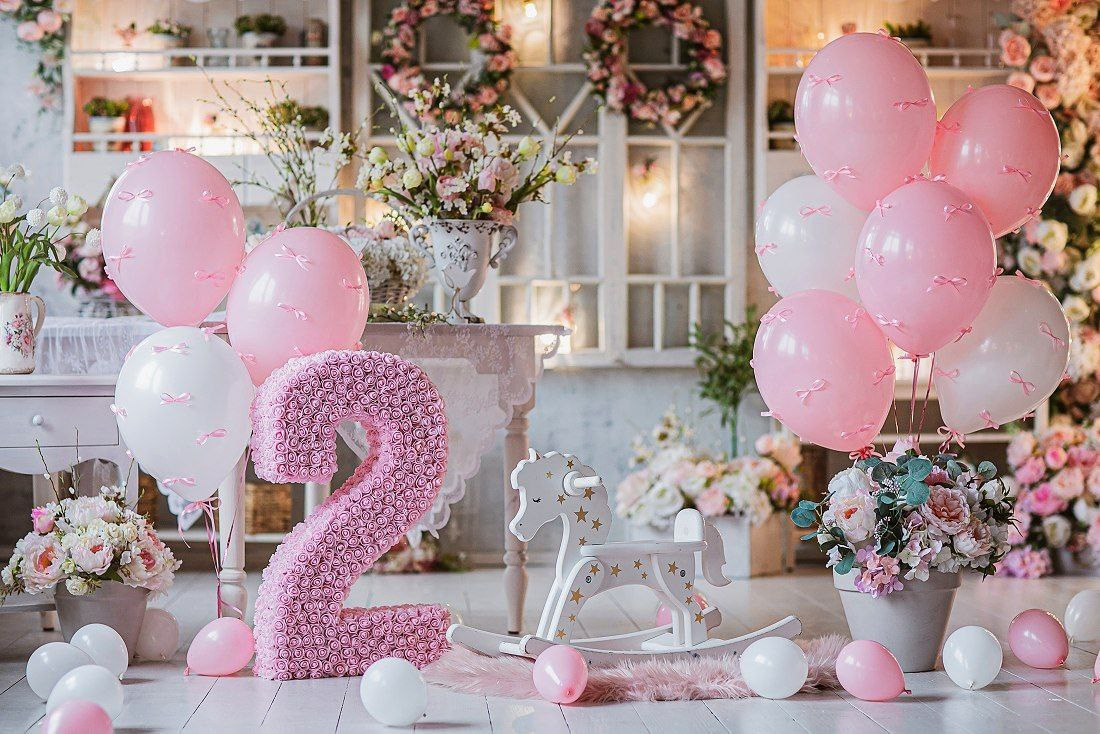 Фотосессия на 2 года девочке в цветочной фотозоне зала фотостудии Леонардо