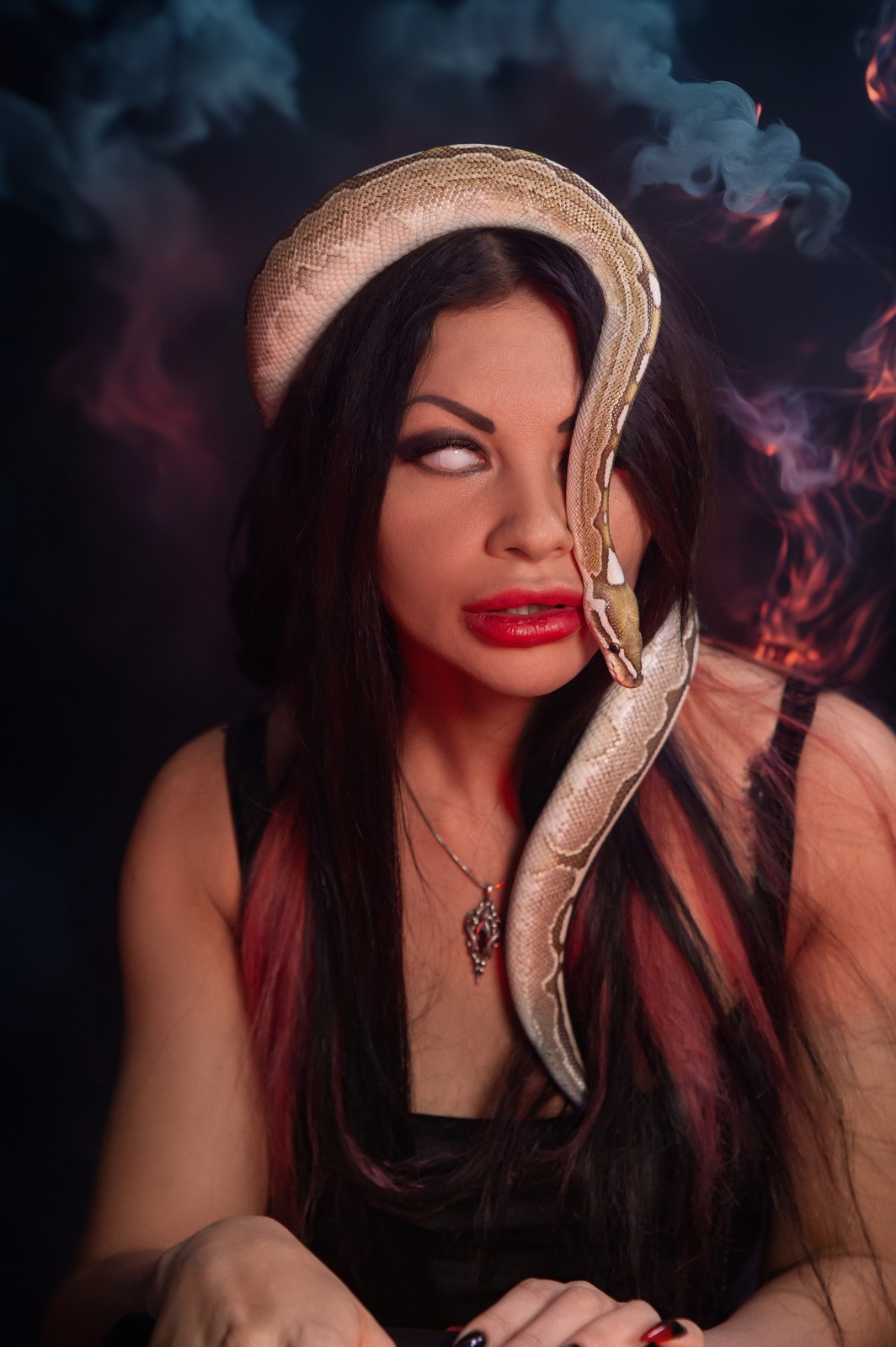 готическая фотосессия ведьмы со змеями, спиритическая доска, черепа