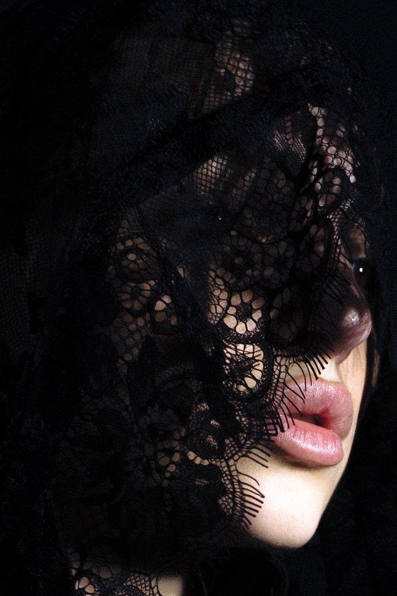 Александра Овечкина, Пенза: макросъемка взгляда через паутину, драматичный свет, арт-фотография.