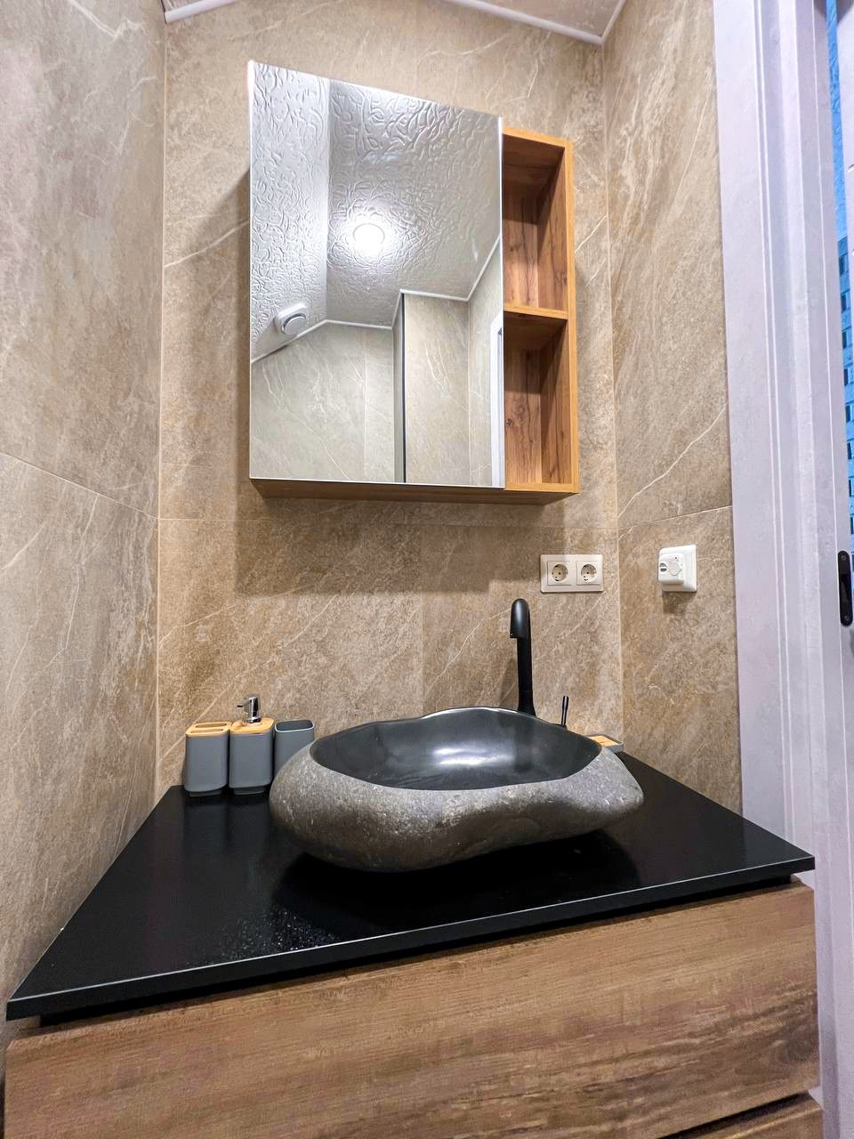 Классная двухуровневая квартира с потрясающим видом на город, со своей парковкой. Квартиры посуточно, длительно в Сочи, LARA APART GROUP