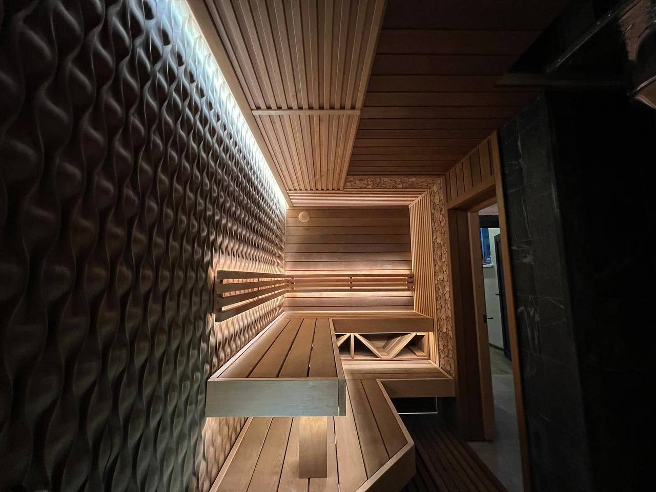 Уникальная парная в Юкках с огромным 3D панно из дикорастущего тика. Печь ручной работы и даже дровник между полками. SaunaTopMasters