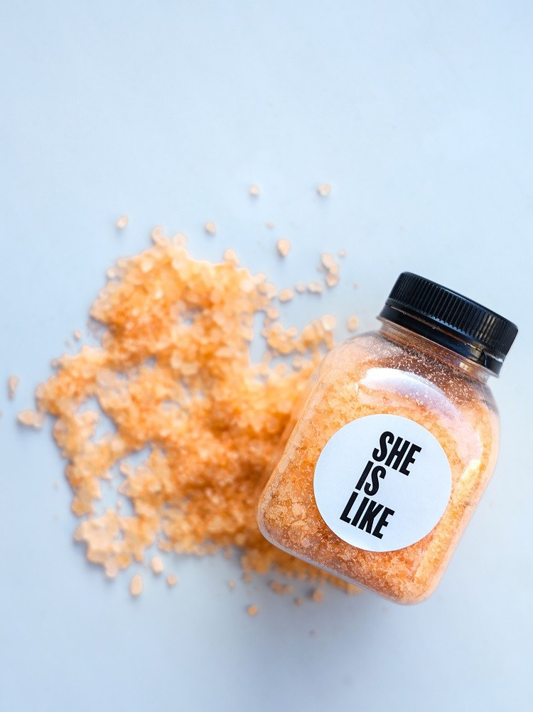 Объект в нейтральных тонах, запечатленный на белом фоне.