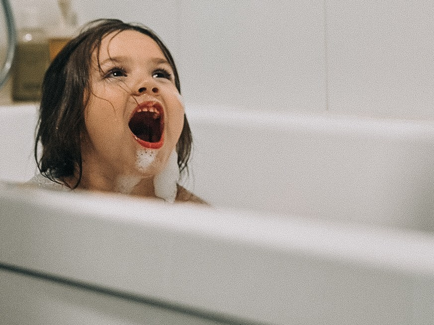 Элиза купается в ванне. Семейный фотограф в Москве Дарья Пузикова