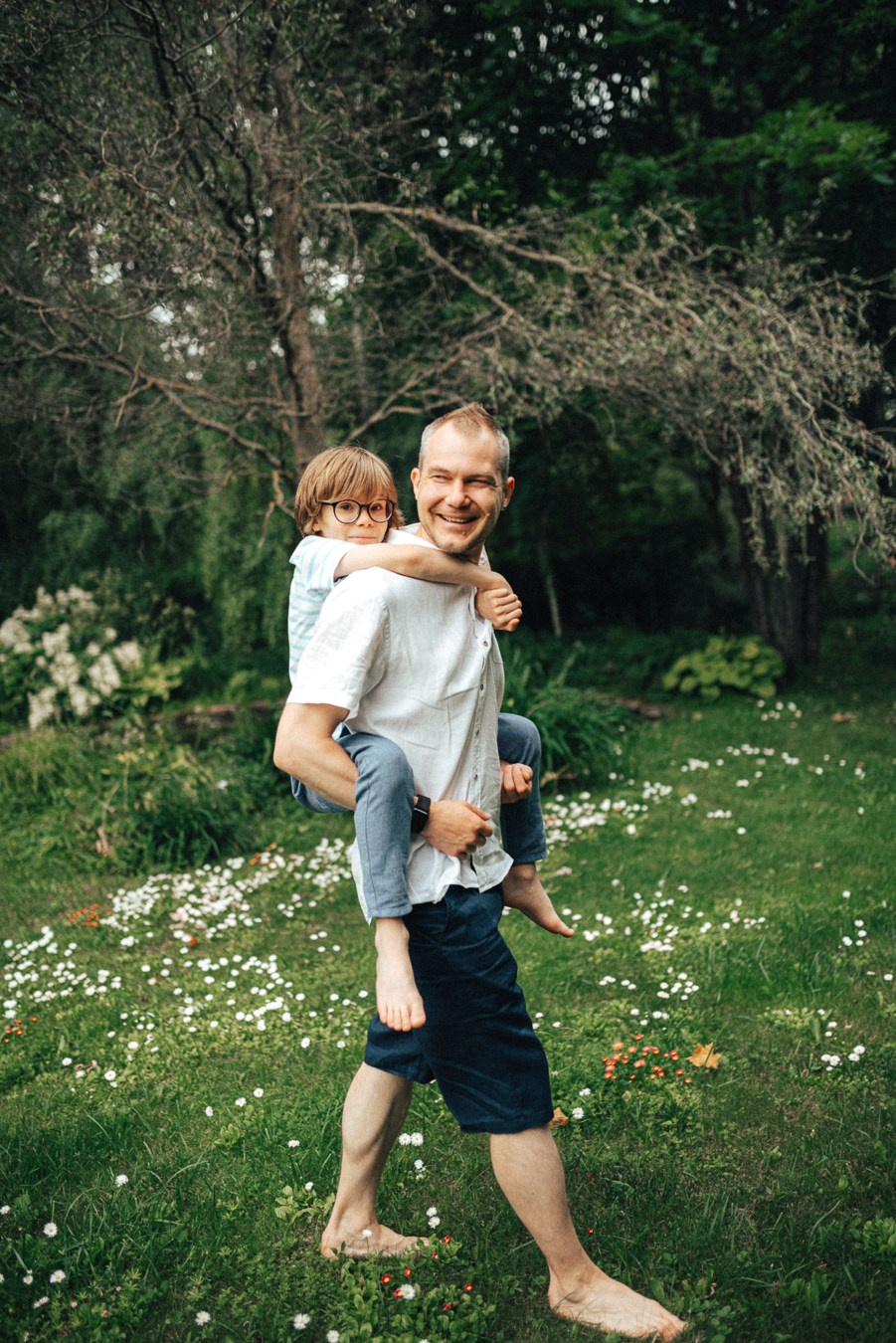 Коля, Ксюша, Саша, Андрей, Кира и бабушки | на даче