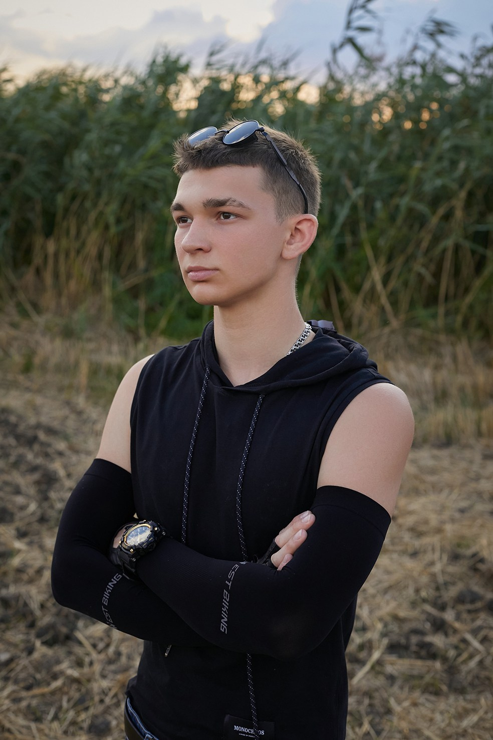 Фотограф в Москве. Креативное фото. Парень стоит в поле на закате.