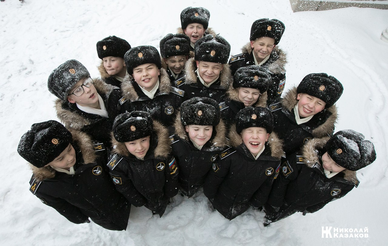 Групповой портрет кадет Кронштадского морского кадетского военного корпуса зимой 