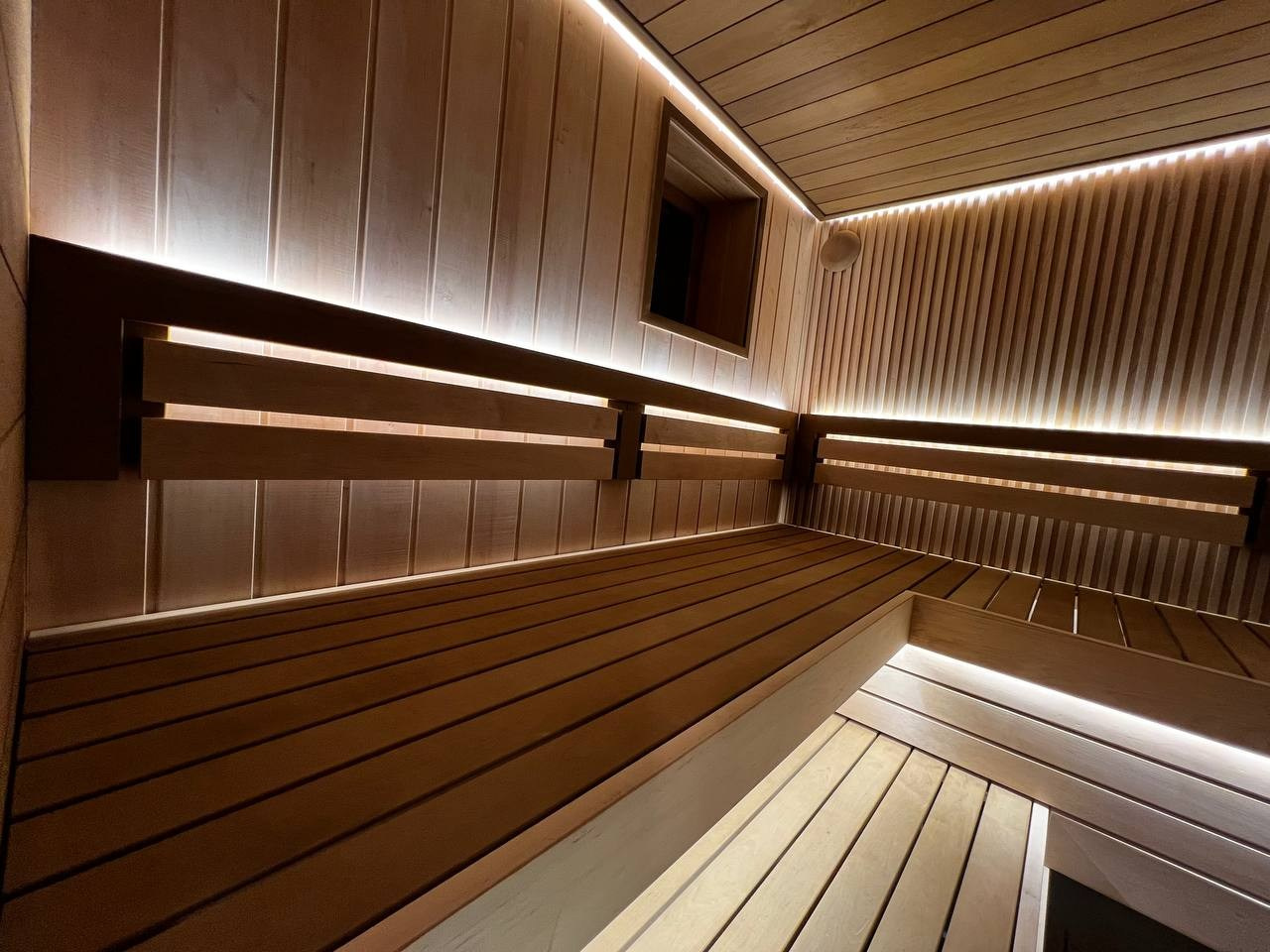 Компактная, но в то же время просторная парная в Петергофских дачах. Рациональное расположение полков и Easysteam в талькохлорите. SaunaTopMasters