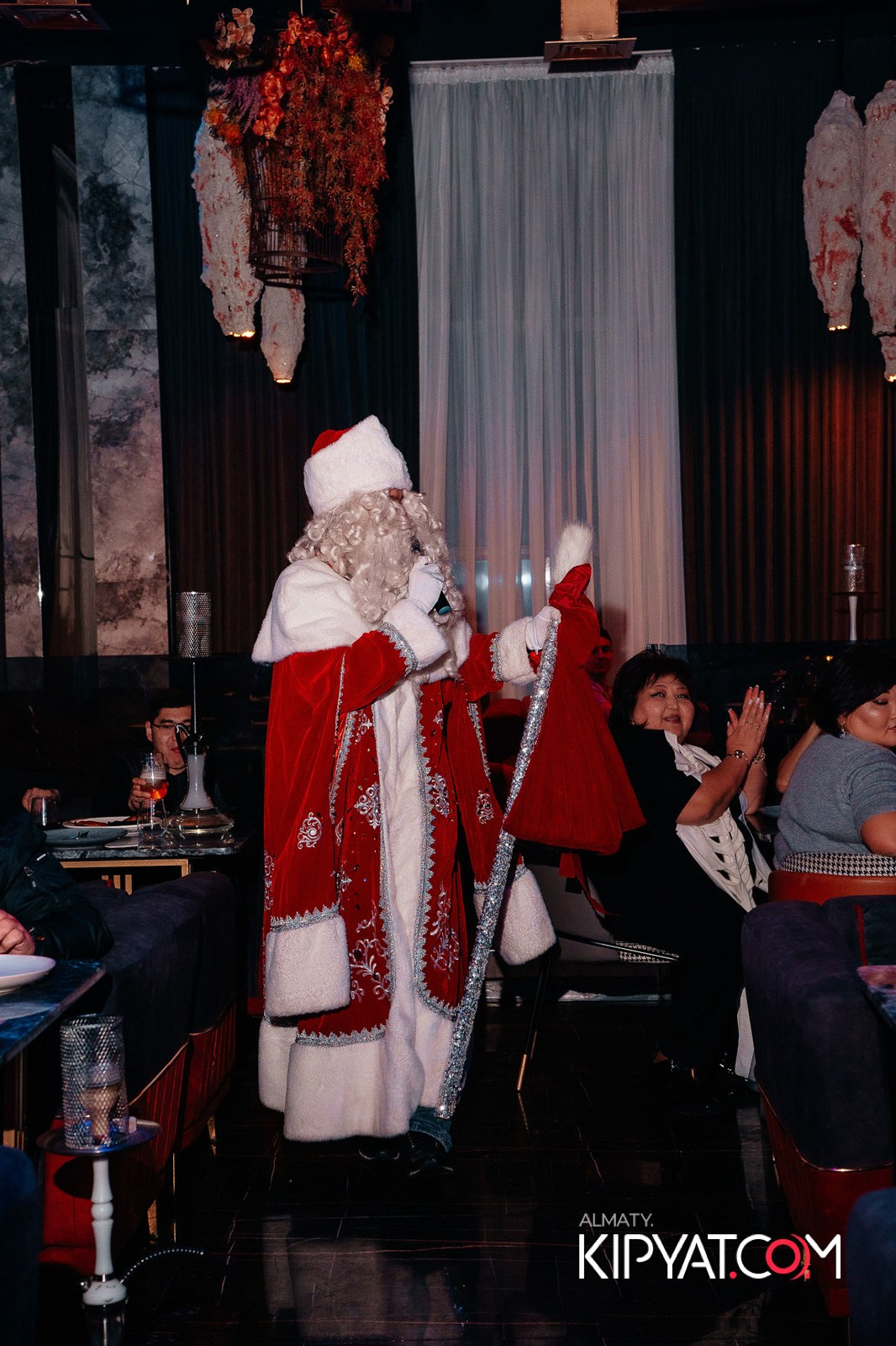 БАР ПАНАЕХАЛИ НА ТОЛЕ БИ. КИПЯТКОМ АЛМАТЫ!