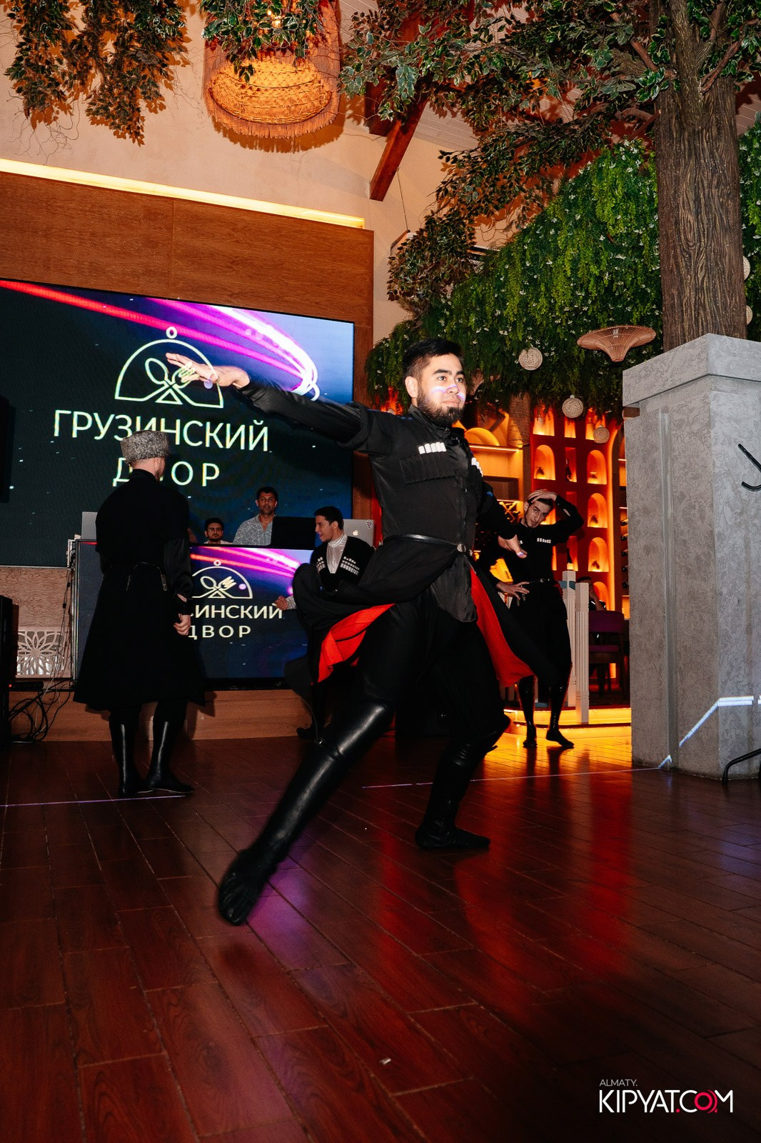 ГРУЗИНСКИЙ ДВОР НА КАБАНБАЙ БАТЫРА. КИПЯТКОМ АЛМАТЫ!