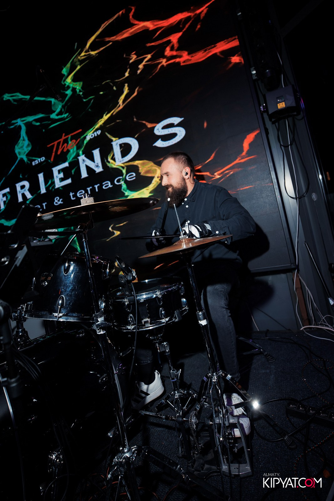 FRIENDS BAR & TERRACE. КИПЯТКОМ АЛМАТЫ!