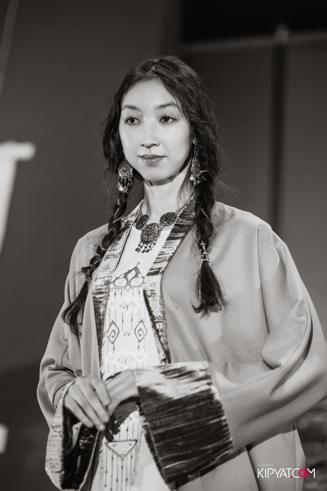 FASHION ПОКАЗ, КАЗАХСКОЙ НАЦИОНАЛЬНОЙ ОДЕЖДЫ. КИПЯТКОМ АЛМАТЫ!