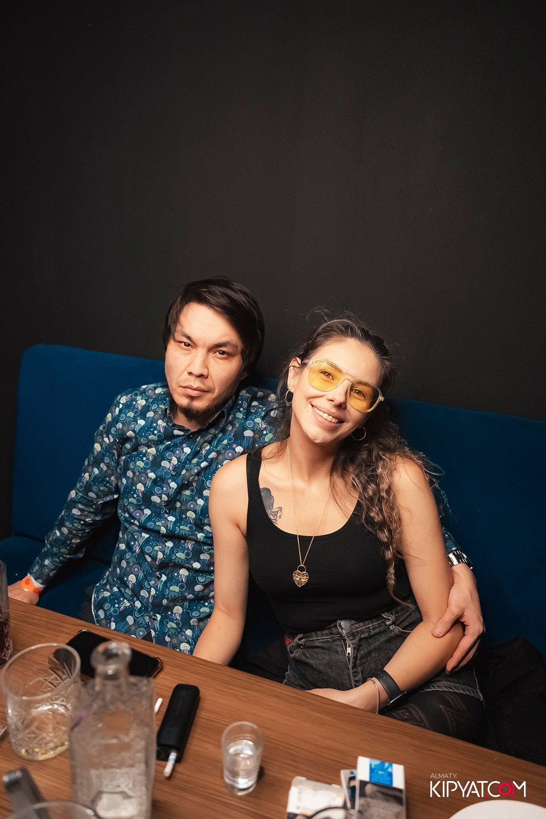 UYAT ЕМES BAR. КИПЯТКОМ АЛМАТЫ!