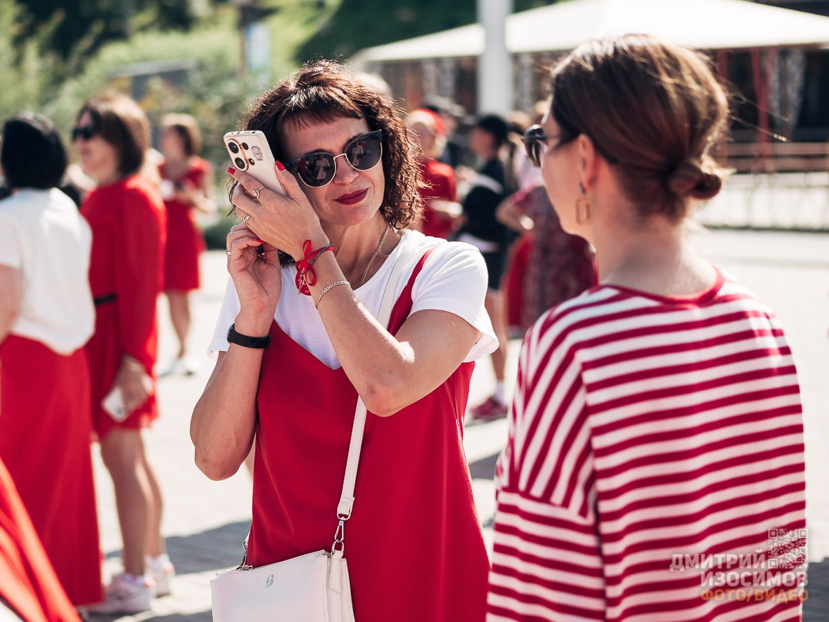 Забег в красных платьях