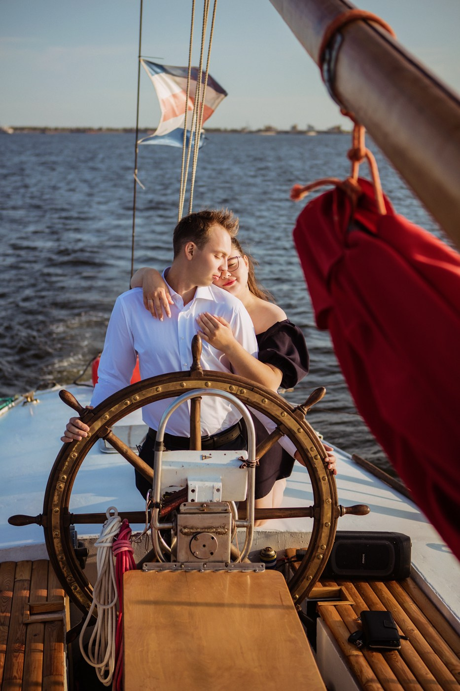 Захар и Татьяна. Прогулочная съемка на яхте. Фотографы в городе Волгограде — Людмила Агеева и Алексей Околелов
