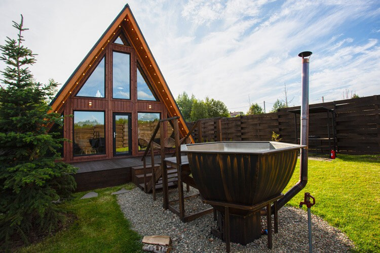 Глэмпинг в Подмосковье с баней и чаном на 6 человек - арендовать дом. Коттедж А-фрейм с баней и уличным чаном в Подмосковье - в аренду для отдыха