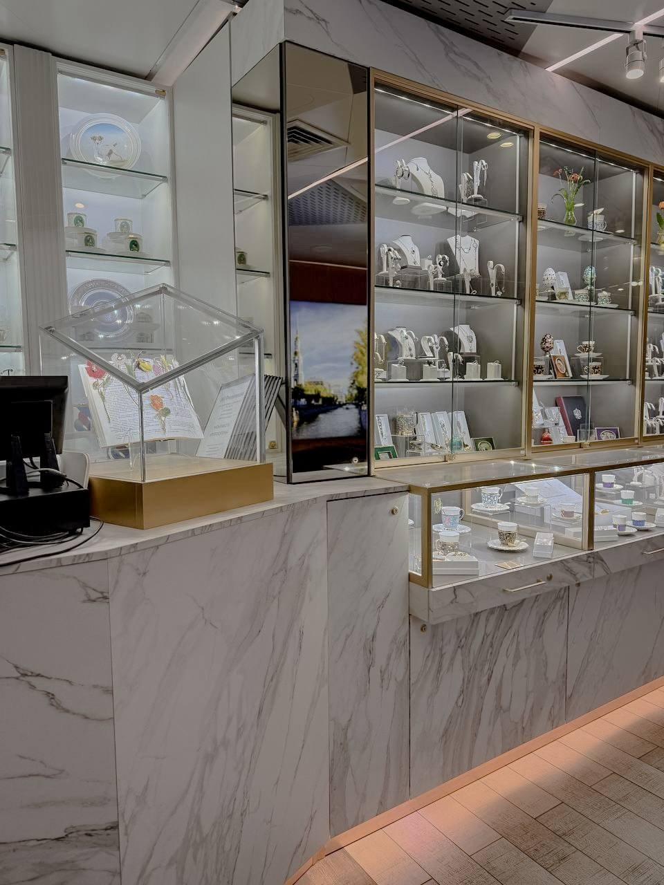 Ювелирная стойка Бизнес зал, аэропорт Пулково, СПБ. Davvero