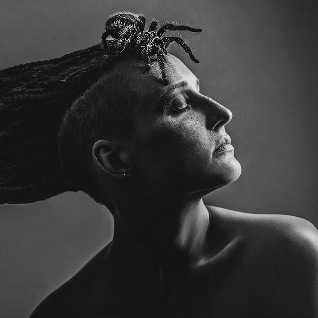 Чёрно-белый профиль с дредами и пауком — портрет, фотограф Краснодар
