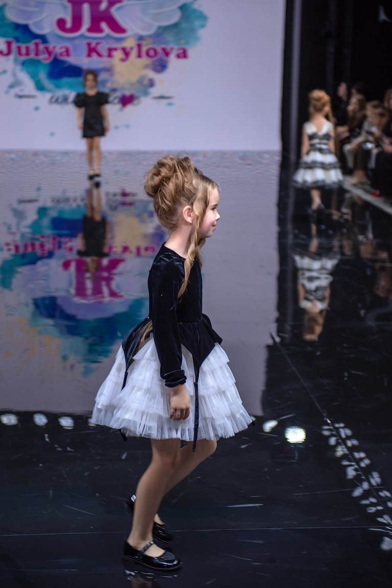 SochiFashionWeek2024 дизайнер Юлия Крылова. Семейный и коммерческий фотограф в Сочи Александр Бодунов