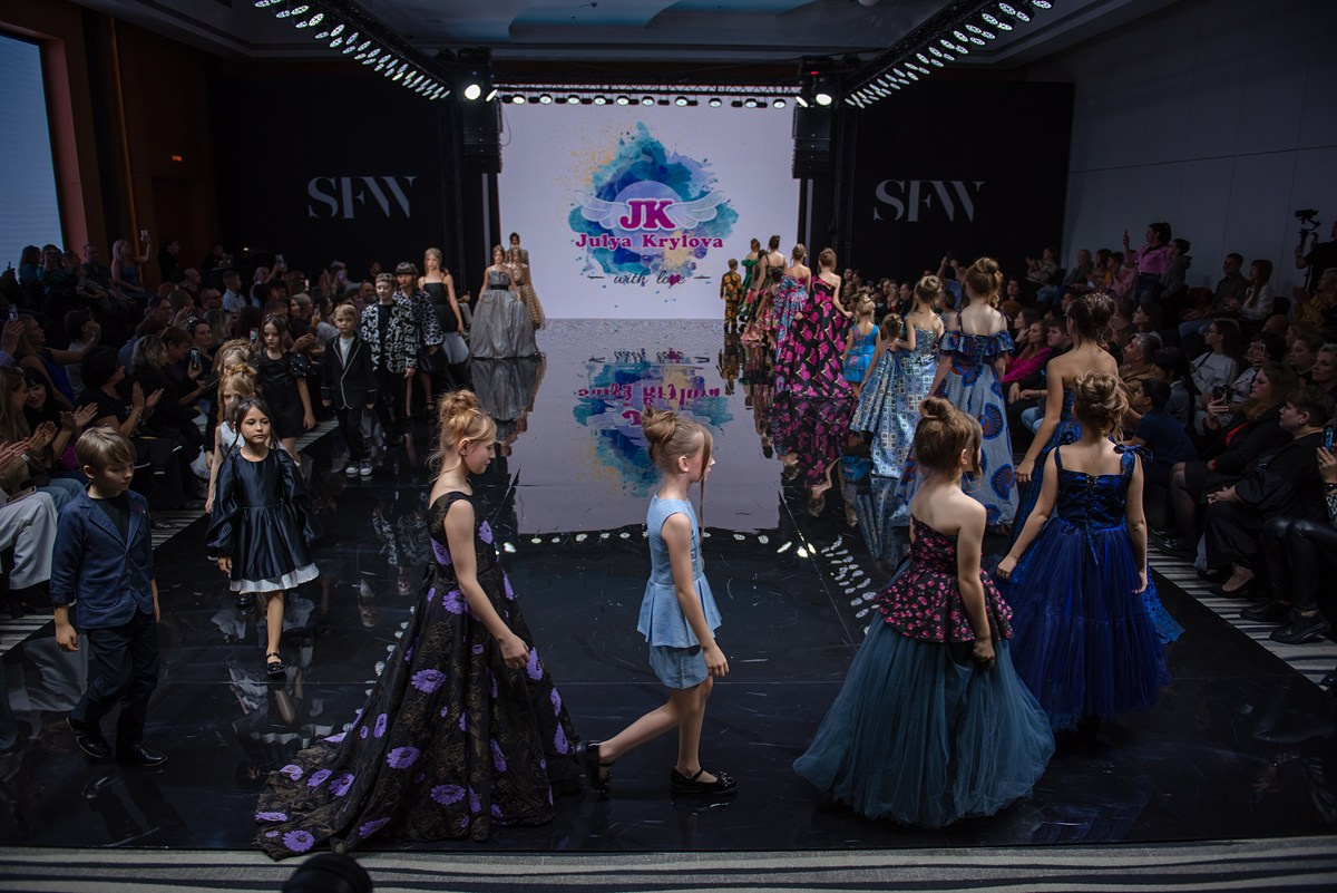 SochiFashionWeek2024 дизайнер Юлия Крылова. Семейный и коммерческий фотограф в Сочи Александр Бодунов